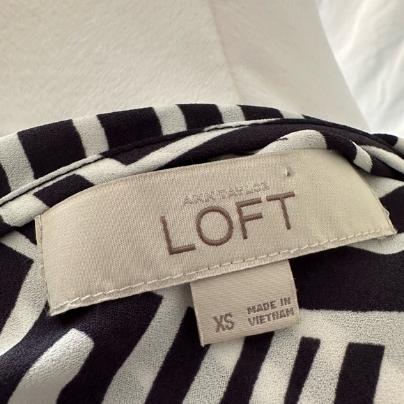 LOFT Navy/white blouse - Picture 3 of 3